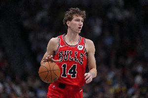 最近状态真好!布泽利斯半场11中6&三分6中3砍下17分4板2断2帽