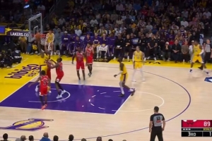 活力十足！詹姆斯篮下1抢3拼到前场篮板 随即补篮得手