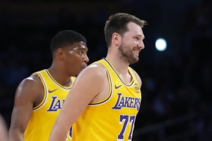 仙人指路！东契奇过大海甩传底角 八村塁三分冷箭命中公牛心脏