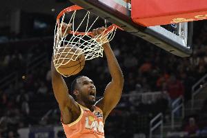 担任主攻手！莫布里半场12中10超高效砍下23分4板 首节独得16分