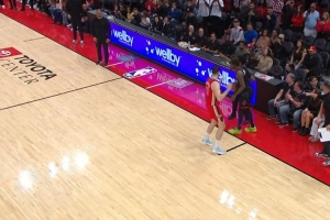 球发不出来!火箭险些5秒违例紧急叫停 也用完了全部暂停