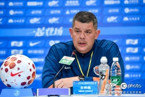 米兰：赛季开始两个客场没法改变，我们踢完第一场一直在昆明备战