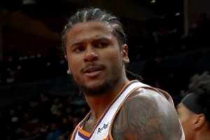 摧枯拉朽！杰伦·格林中路突击 起飞滑翔单臂战斧炸筐