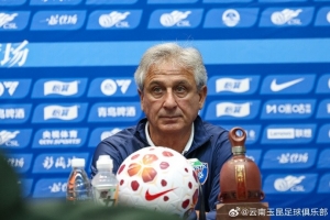 中超第二轮赛前新闻发布会,云南玉昆主教练乔迪携队员布尔克出席