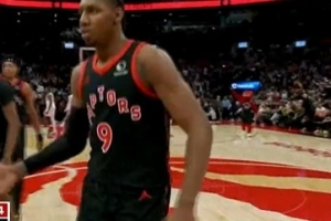 大举反击!巴雷特三分命中 猛龙轰出13-2反超太阳