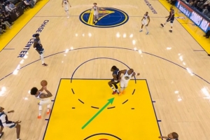 没大碍!爱德华兹和霍福德抢篮板时被后者踩到脚踝 手捂着不舒服