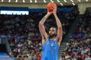 解说:麦基有策应&传球有想法&身体素质依旧在线 磨合好是大杀器