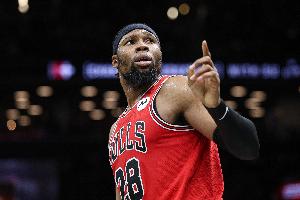 合力追分！亚布塞莱&特雷·琼斯半场合计12中10 合砍23分