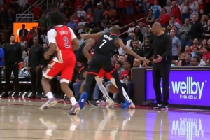 给机会!德章泰·穆雷踩线失误 白白将球权送给火箭