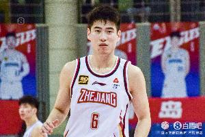 外线开火!程帅澎半场三分6投3中 得到11分1篮板2助攻