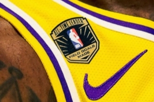 历史进球王！詹姆斯晒球衣特制补丁：祝贺你啊大兄弟