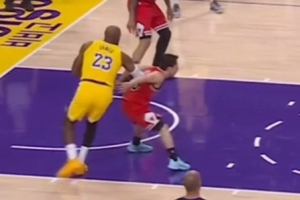 G联盟官方:看看1米7的河村是如何防守2米06高/113公斤重的詹姆斯