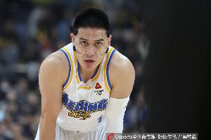 穿针引线!陈盈骏战旧主半场10中4拿到9分7助 仅1次失误