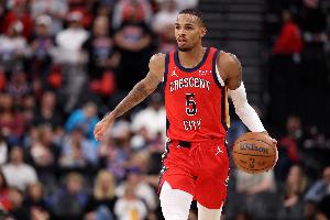 进攻状态出色!德章泰·穆雷半场10中8&三分4中3砍下19分4板