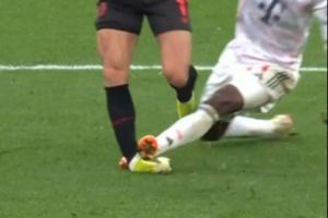 太狠了!杰克逊蹬踏对手脚踝致大幅度变形,裁判回看将其直红罚下