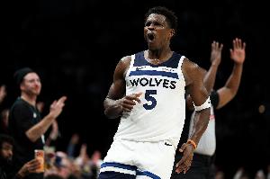 没人能对得上!爱德华兹22中13狂轰42分8板5助 罚球12中12