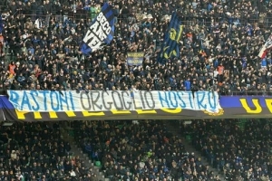 声援巴斯托尼!国米球迷拉横幅:巴斯托尼,我们的骄傲