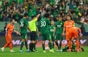 自2017年以来,泰山中超主场对阵国安保持六场不败且零失球