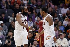 骑士VS独行侠首发：米切尔、哈登、埃利斯、韦德、莫布里