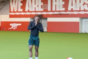 惊讶+激动!埃泽在阿森纳训练场与罗马里奥见面