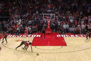 这是什么?锡安边线球直接发给空气失误 琼斯拼命救球但摔倒了