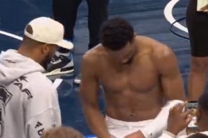 一身腱子肉!米切尔赢球后心情大好 光膀子与NFL球星聊天