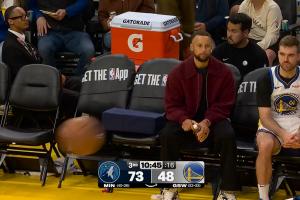 邪了门了!勇士一场比赛伤退3个人 板凳席仅剩2.5人