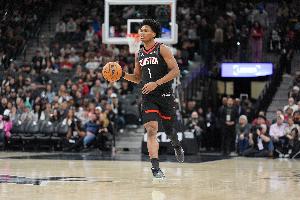 冲筐效果真好!阿门半场9中5&4罚全中砍15分7板2助 拼下4前场板