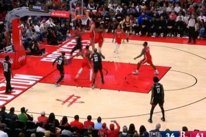 频频吃瘪!杜兰特持续冲击内线 连遭马特科维奇大帽拒绝