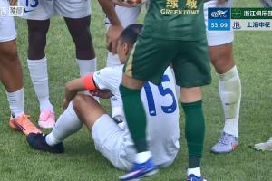比赛第54分钟,吴曦受伤无法坚持,杨皓宇替补登场