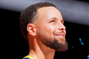 38岁!勇士官微:让我们一起祝这位叫库里的帅哥生日快乐 