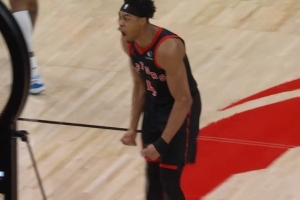 胜负手!杰伦·格林扣篮被巴恩斯后帽 巴雷特反击飞扣杀死比赛