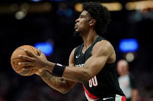 越打越好了!亨德森半场10中7砍球队最高18分 三分5中4&另有2板