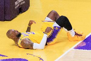 鱼跃抢球的诀窍?詹姆斯:小时候教练说过先倒地的人通常能拿到球