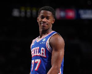 小鬼当家!76人多人缺阵 埃奇库姆半场砍双方最高10分带队领先