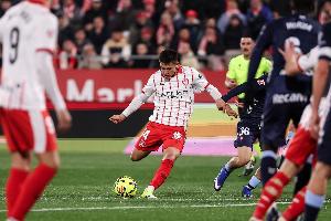 终于开胡！20岁埃切维里灵性倒钩助攻，替补传射助赫罗纳大胜毕巴