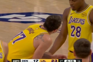 被打到要害！东契奇抱怨八村：你打到我小弟弟了！