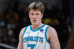 被狠狠针对!克尼佩尔半场毫无手感 6中1&三分5中0仅拿2分