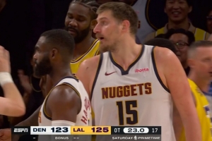 防守建功!艾顿滴水不漏贴防约基奇 大帽扇飞后者上篮