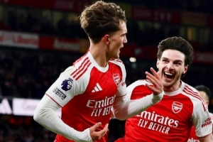 赖斯社媒晒照庆祝胜利:战斗到底,下周二酋长球场见!