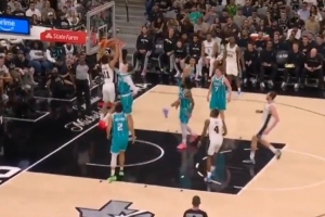 不愧是参加过扣篮大赛的！卡特·布莱恩特空切隔扣卡尔克布伦纳！