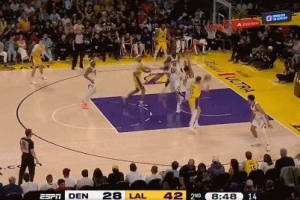 穷追猛打!里夫斯单挑穆雷 点飞防守打板命中助湖人领先16分打停