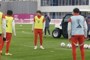 拜仁官方社媒晒抢圈训练视频,球员们流畅一脚出球+迪亚斯破门