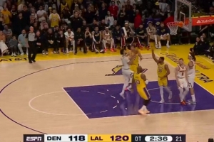 最后一道防线!斯玛特退防一防二最终阻挡犯规送两罚