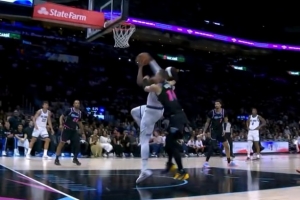 有点危险!希罗抱小卡特脖子险引冲突 前者不必要动作吃一级恶犯