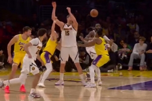 眼观六路~约基奇脑后妙传帅炸了 小哈达威接球对抗詹姆斯拉杆打中