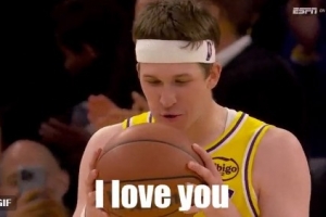 这是真爱里夫斯1+2扳平比分之后对着篮球说:I Love You!