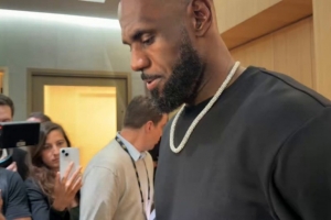 詹姆斯谈鱼跃扑球:我活在当下 我明白每个回合都很重要