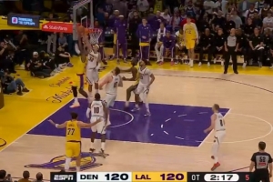 飞不动了！詹姆斯接球强攻 遭阿隆·戈登遮天血帽