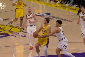 你犯规我就投!东契奇传球瞬间改投篮造成杀伤 随后2罚1中